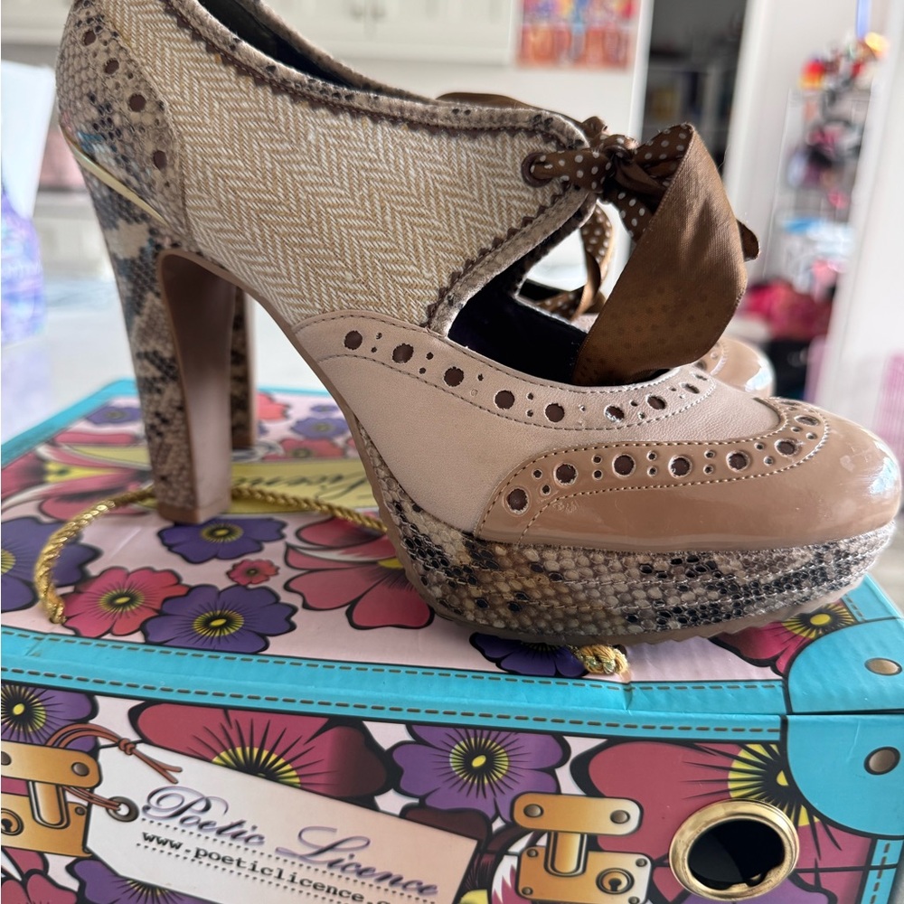 London is calling! Like new Poetics License Maryjane platforms shoes